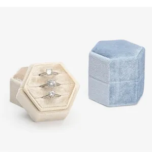 Boîte à bague en velours hexagonal, coffret de rangement bijoux, détails bicolores élégants.