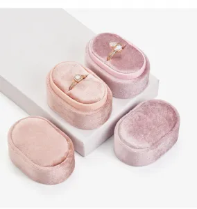 Scatola anello in velluto rosa ovale contenitore portagioie per vetrina di nozze.