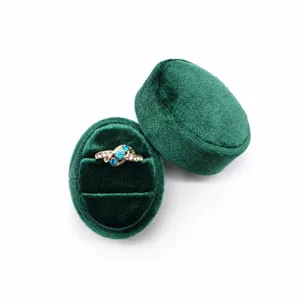 Gruene ovale Samt Ringbox mit luxurioesem Strassring darin fuer Schmuck Praesentation Lagerung.