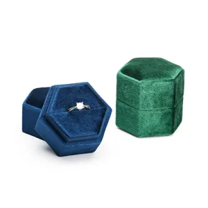 Boite a bague en velours hexagonal ecrin de bijou elegant pour presentation de mariage.
