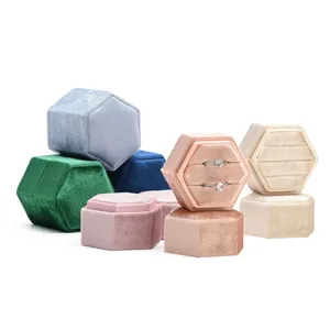 Boite a bague en velours hexagonal coffret de presentation de bijoux elegant multicolore.