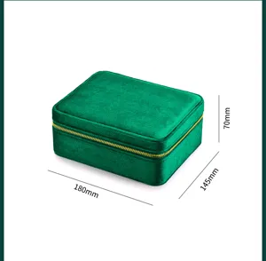 Dettaglio portagioie in velluto verde con dimensioni 180x145x70mm e cerniera lampo dorata.