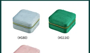 Piccolo portagioie quadrato in portatile in velluto con chiusura a zip sicura per anelli.