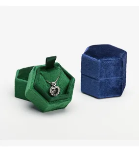Detalle de la lujosa caja de joyería de terciopelo hexagonal con collar de colgante de corazón.