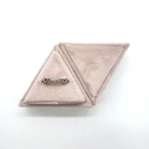 Nouvelle boîte à bague en velours triangulaire, emballage bijoux doux pour présentation.