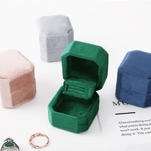 Caja de anillo hexagonal de terciopelo de lujo para compromiso boda y joyería.