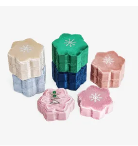 Samt Ringbox Detail mit Schneeflocken Stickerei, mehrfarbige Aufbewahrungsbox Präsentation.