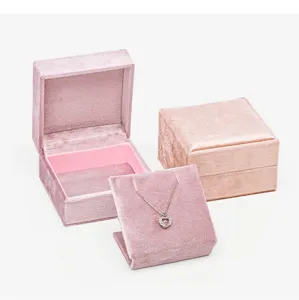 Rosa Samt Schmuckschatulle Detailansicht mit weicher Textur für Ring und Kette Aufbewahrung.