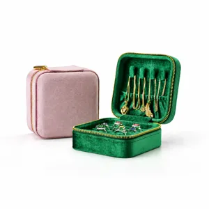 Piccola scatola per gioielli in velluto quadrato custodia portatile per anelli e collane.