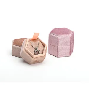 Caja de joyería hexagonal de terciopelo de lujo para collares, ideal para almacenamiento y regalos.