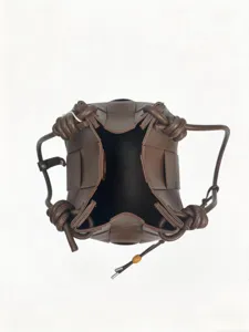 Vista dettagliata della borsa a secchiello intrecciata marrone scuro con manici, ecopelle PU.