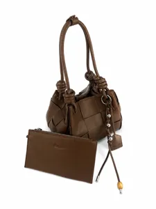 Borsa a secchiello in pelle PU intrecciata marrone con manico annodato e pochette vista principale.