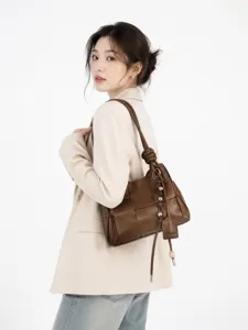 Borsa secchiello vintage in pelle intrecciata vista principale con manico elegante donna.