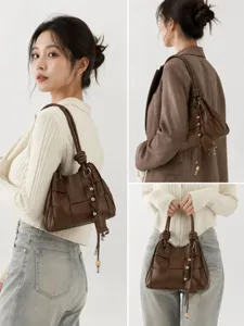 Borsa a secchiello intrecciata vintage marrone in pelle PU con dettagli di perline metalliche.