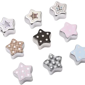 Primo piano dettagliato di perline DIY elettroplate colorate a forma di stella per hobby.