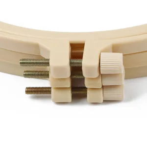 Dettaglio vite di serraggio per telaio da ricamo in plastica, meccanismo regolabile punto croce.