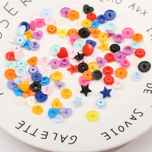 Boutons-pression en résine colorée, formes de cœur et d'étoile, parfaits pour la couture DIY.