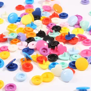 Boutons pression en résine colorés en forme de cœur et d'étoile, parfaits pour la couture DIY.