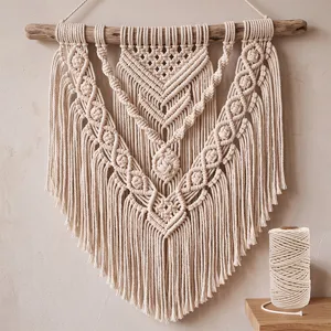 Vista detallada de tapiz de pared de algodon tejido a mano con palo de madera, decoracion boho beige.