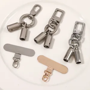 Set di accessori per cordino da telefono in lega con anelli a molla e fibbie metalliche.