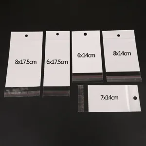 Gedetailleerd overzicht van witte hangende OPP-zakjes in meerdere maten voor DIY-sieraden.