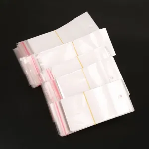 Transparante plastic zakjes met witte kop en ophanggat voor kleine sieraden verpakking