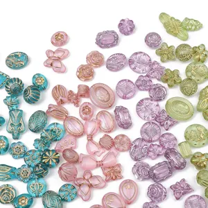 Nahaufnahme gemischter Acrylperlen mit Goldrand, ideal für DIY-Schmuck und Basteleien.