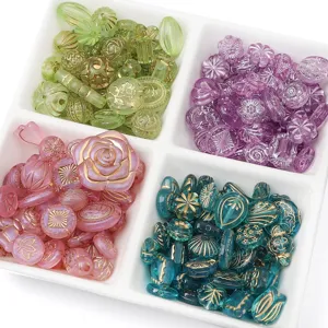 Sortierte Acrylperlen mit Goldakzenten für DIY handgemachte Schmuck, Armbänder und Ketten.