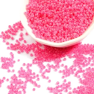 Perles de rocaille en verre rose en vrac pour bracelets et colliers de bijoux DIY.
