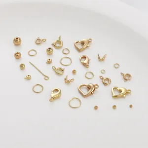Set di accessori per gioielli DIY dorati con moschettoni anellini e perline per braccialetti.