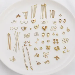 Set di accessori per gioielli dorati con anellini aperti, moschettoni e catenine.
