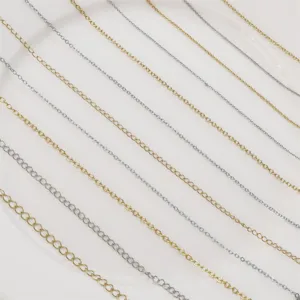 Dettaglio in primo piano che mostra varie catene in metallo oro e argento per gioielli.