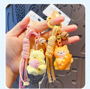 Süßer Cartoon Katzen Schlüsselanhänger Kunstharz Anhänger mit geflochtenem Band, Geschenk.