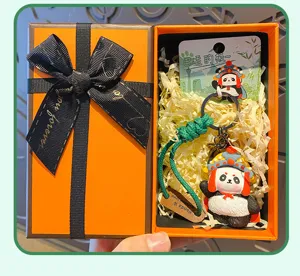 Kreativer Sichuan-Stil Panda Schlüsselanhänger mit eleganter Geschenkbox für festliche Geschenke.