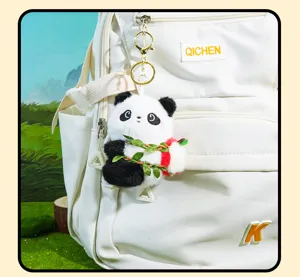 Plüsch Panda Schlüsselanhänger Detail mit süßem Tier Anhänger, grünen Blättern und Frucht.