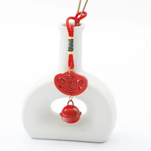 Roter Anhänger mit roter Metallglocke, filigrane Handwerksdetails für DIY Schmuckzubehör.