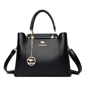Schwarze Damenhandtasche aus PU Leder mit Obergriffen, Umhängegurt und luxuriösem Kettenanhänger.