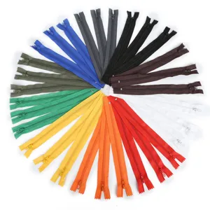 Bunte Nylon-Reißverschlüsse im Detail, radiale Anordnung für Nähzubehör und Bekleidung.