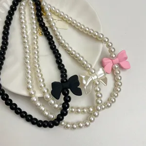 Gedetailleerd uitzicht van modieuze parelketting met strik, elegante stijlvolle damesketting.