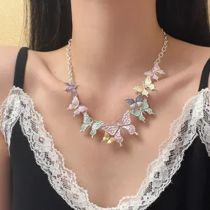 Joli collier papillon avec pendentifs émaillés colorés, design tendance pour femmes.