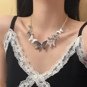 Chic collier ras-de-cou avec pendentif papillon et design émaillé noir et blanc.