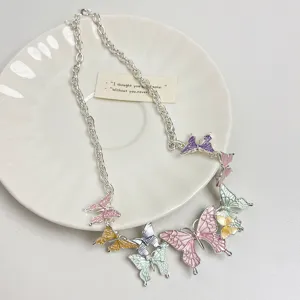 Vue détaillée du collier papillon doux avec des pendentifs en émail coloré pour femmes.