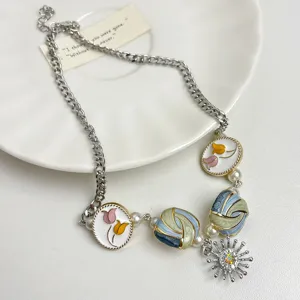 Chique emaillen knoop ketting met prachtige zon hanger, elegant gedetailleerd sleutelbeen sieraad.