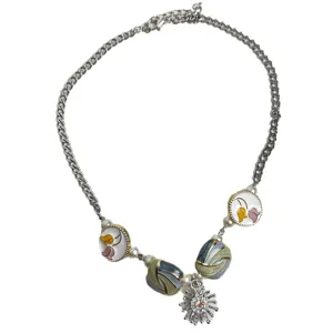Detailopname van de kleurrijke emaille knop ketting met een sprankelende zonnerand.