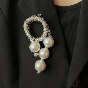 Luxe strass parel broche voor dames, elegante sprankelende kristal detail mode accessoire.