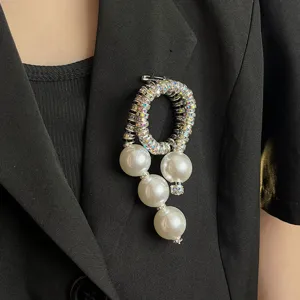 Luxe parel strass broche detail, zwart zilver spiral design met elegante hangende parels voor vrouwen.