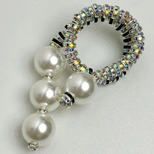 Detailfoto van luxueuze parel strass broche met elegant zwart zilveren veerontwerp voor dames.