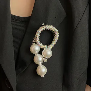 Prachtige parel strass broche detail opname, stijlvol elegant zilveren ontwerp voor damesmode.