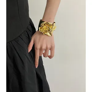 Bracelet manchette ouvert en métal rose sculptée 3D vintage, bijou mode doré élégant.