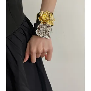 Bracelet manchette en métal ouvert large fleur de rose sculptée 3D vintage pour mode.